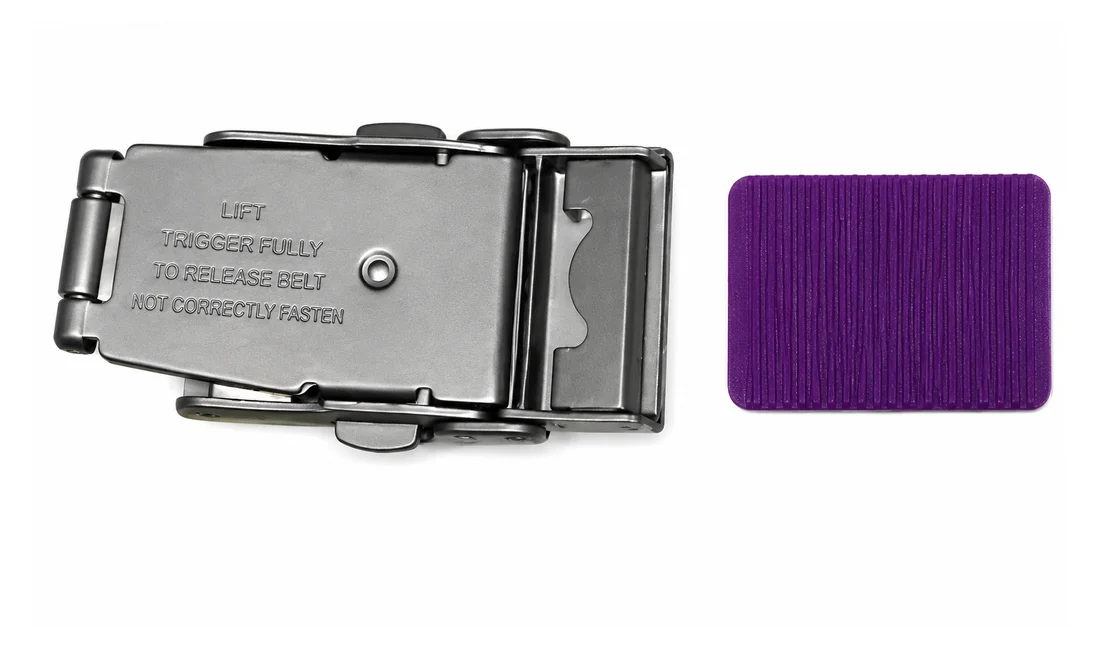 The metal clasp and the silicone band, arriving separated